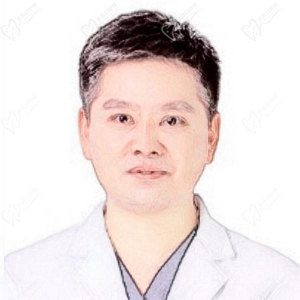 深圳美奧口腔醫(yī)院種植牙哪個醫(yī)生好?楊忠醫(yī)生種植病例高達(dá)上千做種植牙很靠譜